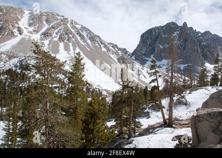 Temple Crag surplombe le lac First, le premier d'une série de lacs dans cette partie de la Sierra orientale dans le comté d'Inyo, CA, USA. Banque D'Images