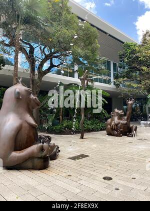 Gorilles dans la brume un travail public fantaisiste par les Haas Brothers pour Aventura Mall. Trois singes en bronze de grande taille et quatre énormes arbres en bronze Banque D'Images