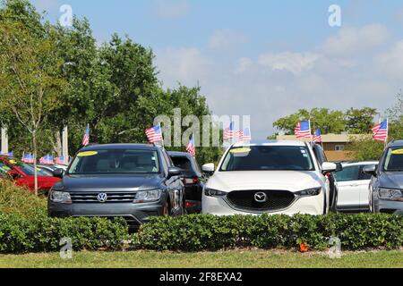 Aire de stationnement avec des voitures à vendre dans un concessionnaire de voitures dans le sud de la Floride. Banque D'Images