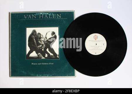 Hard Rock, Heavy Metal et glam Metal band, Van Halen album de musique sur vinyle disque LP. Intitulé: Les femmes et les enfants d'abord Banque D'Images