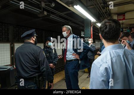 New York, États-Unis. 13 avril 2021. Le maire Bill de Blasio participe à la Journée d'action de l'unité de l'engagement du public et est vu à la 125e rue, où il s'adresse aux policiers de New York le 13 avril 2021. Le maire s'est joint aux travailleurs de proximité du PEU à Harlem, au coin de la 125e rue et de l'avenue Lexington. Le maire a distribué des masques et engagé des passants pour les encourager à se faire vacciner. Il y avait une grande présence de la police dans les stations de métro et au-dessus du sol. (Photo de Lev Radin/Sipa USA) crédit: SIPA USA/Alay Live News Banque D'Images