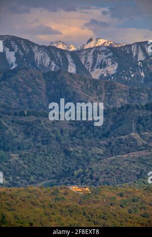 Kok Tobe est le point le plus élevé de la ville d'Almaty, situé sur une colline de 1100 m à la limite sud-est de la ville. Il vaut la peine d'une visite à Kok Tobe beca Banque D'Images