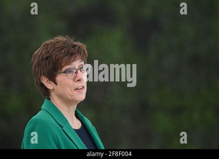 12 avril 2021, Brandebourg, Schönewalde: Annegert Kramp-Karrenbauer (CDU), ministre fédéral de la Défense, parle du changement de système pour les hélicoptères de recherche et de sauvetage de l'Armée de terre à la base aérienne de Holzdorf. Photo: Patrick Pleul/dpa-Zentralbild/ZB Banque D'Images