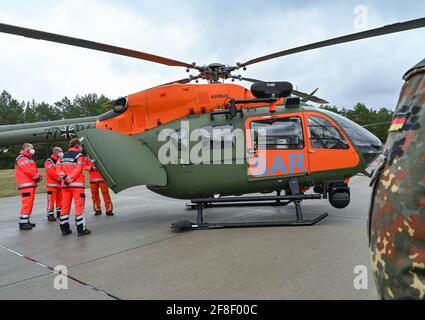 12 avril 2021, Brandebourg, Schönewalde : un hélicoptère de sauvetage H145 LUH SAR (recherche et sauvetage d'hélicoptères utilitaires légers) est vu à la base aérienne de Holzdorf. Le même jour, le dernier des trois commandements de l'Armée de terre en matière de R-S était également équipé du nouvel hélicoptère de recherche et de sauvetage H145 LUH. L'ère de l'hélicoptère de transport léger Bell UH-1D dans les forces armées touche à sa fin. Photo : Patrick Pleul/dpa-Zentralbild/ZB Banque D'Images