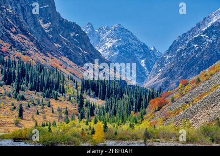 Montagnes colorées du parc national d'Ala Archa prises @Ala Archa National Park, Kyrgiztan Banque D'Images