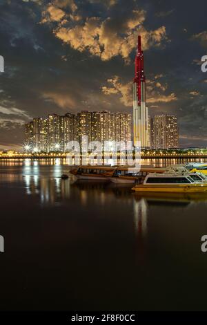 Photo verticale de Landmark 81 vinhomes central Park la nuit Banque D'Images