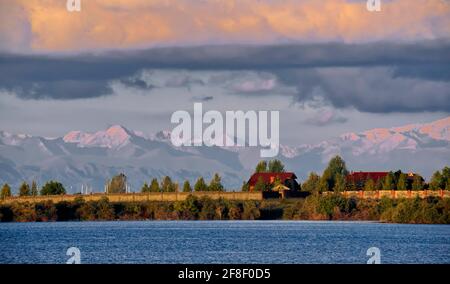 Briller le matin au lac Issyk-Kul pris @Issyk-Kul région, Kyrgiztan Banque D'Images