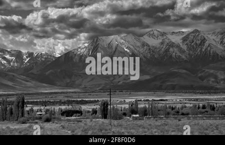 Les montagnes s'étendent dans la région d'Issyk-Kul dans BW pris @Issyk-Kul région, Kyrgiztan Banque D'Images