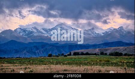 Les montagnes s'étendent dans la région d'Issyk-Kul dans l'après-midi prise @Issyk-Kul région, Kyrgiztan Banque D'Images