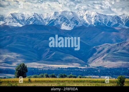 Vue de la chaîne de montagnes dans la région d'Issyk-Kul, Kirghizistan prise @Issyk-Kul région, Kyrgiztan Banque D'Images