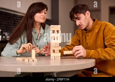 compagnie de jeunes joue à jenga jeu de table. amis dans une bonne humeur à la maison Banque D'Images