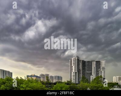 Moscou. Russie. 10 juin 2020. Un ciel sinistre et orageux avec des boîtes de nuages gris épais sur des maisons de ville à plusieurs étages. Phénomène naturel spontané. Banque D'Images