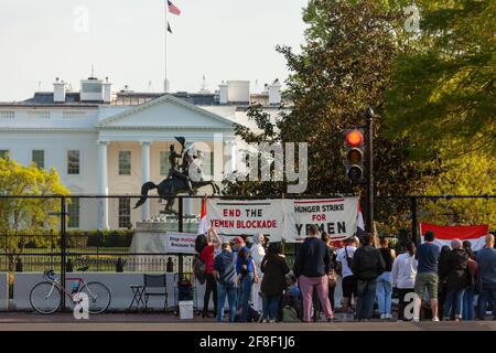 Washington, DC, Etats-Unis, 13 avril 2021. Photo : grève de la faim de 17 jours à l'extérieur de la Maison Blanche, demandant au président Biden de mettre fin au blocus de carburant du Yémen, lors d'une veillée à la mémoire des nombreux Yéménites morts à la suite de la guerre en cours. Crédit : Allison C Bailey/Alay Live News Banque D'Images