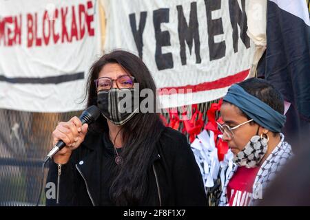 Washington, États-Unis. 13 avril 2021. La représentante de Rashida Tlaib prend la parole à une vigile à la mémoire des victimes de la guerre au Yémen, et en faveur d'une grève de la faim de 17 jours par des femmes demandant au Président Biden de mettre fin au blocus de carburant. Crédit : Allison Bailey/Alamy Live News Banque D'Images