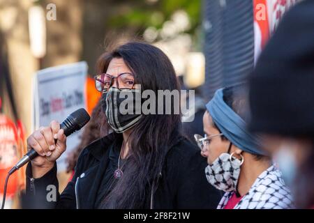 Washington, États-Unis. 13 avril 2021. La représentante Rashida Tlaib prend la parole à une vigile à la mémoire des victimes de la guerre au Yémen, et en faveur d'une grève de la faim de 17 jours par deux femmes (dont une photo) demandant au Président Biden de mettre fin au blocus sur le carburant. Crédit : Allison Bailey/Alamy Live News Banque D'Images