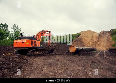 Bulgarie, Gostilia, 21 MAI 2020 : une pelle hydraulique à chaîne orange sur un site de pose de tuyaux pendant la construction d'un pipeline de South Stream en Bulgarie Banque D'Images