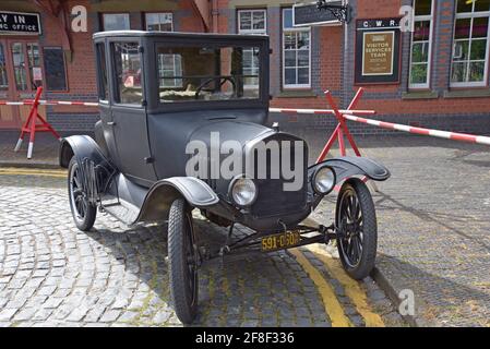 Un coupé Ford modèle T vintage datant des années 1920 à l'extérieur de la gare de Kidderminster, Worcestershire, Royaume-Uni Banque D'Images