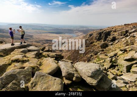 Randonneurs assis sur Kinder Downfall, Kinder Scout, Peak District National Park, Derbyshire, Royaume-Uni Banque D'Images