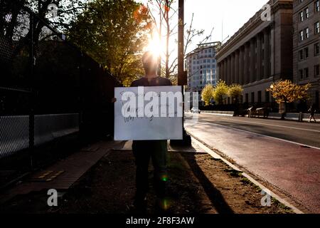 Washington, DC, Etats-Unis, 13 avril 2021. En photo : un homme tient un signe contre la politique américaine au Yémen lors d'une veillée à la mémoire des nombreux Yéménites qui sont morts à la suite de la guerre en cours. La vigile soutient également ceux qui sont en grève de la faim - aujourd'hui à son 17e jour - devant la Maison Blanche, demandant au Président Biden de mettre fin au blocus de carburant du Yémen. Crédit : Allison C Bailey/Alay Live News Banque D'Images