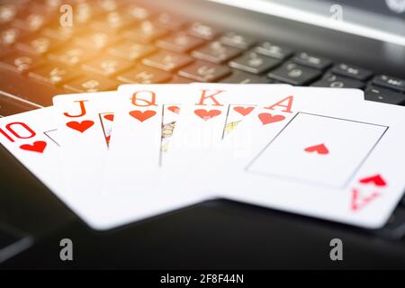 Plate-forme de jeu en ligne, casino et affaires de jeu. Cartes de poker sur le clavier de l'ordinateur portable. Banque D'Images