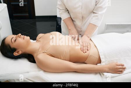 examen médical. médecin faisant le bilan préventif d'un abdomen féminin pour l'examen des organes internes de la femme Banque D'Images