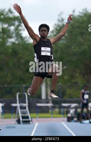 Charles Brown (Etats-Unis) place sixième dans le long saut à 26-1 1/2 (7.96m) pendant le Miramar Invitational, samedi, 10 avril 2021, à Miramar, Fla Banque D'Images