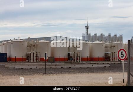 Mangystau, Kazakhstan - mai 19 2012 : baie et port de Bautino. Terminal de chargement de pétrole sur la mer Caspienne. Réservoirs de stockage, tour. Ciel bleu avec nuages. Banque D'Images