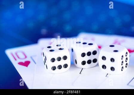 Plate-forme de jeu en ligne, casino et affaires de jeu. Cartes, dés sur le clavier de l'ordinateur portable. Banque D'Images