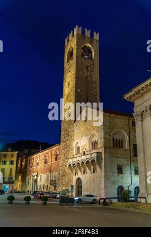 Vue nocturne du Palazzo del Broletto dans la ville italienne de Brescia Banque D'Images