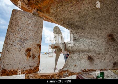 Mangystau, Kazakhstan-mai 19, 2012:ancien navire rouillé à Bautino. Chantier de réparation de navires de la mer Caspienne. Gros plan de l'hélice d'eau et des sous-bois du navire Banque D'Images