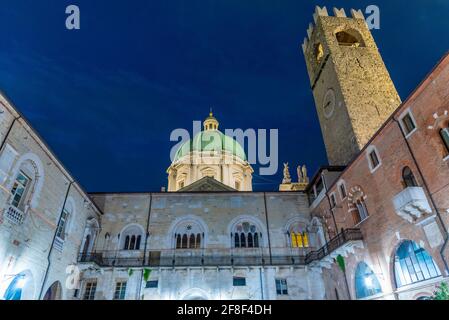 Vue nocturne de la cour du Palazzo del Broletto en italien Ville Brescia Banque D'Images