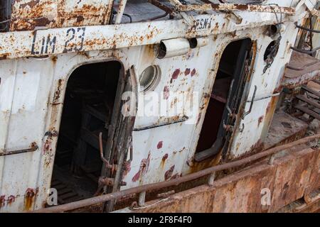 Mangystau, Kazakhstan - 19 mai 2012 : ancien navire rouillé sur la mer Caspienne, baie de Bautino, chantier naval de réparation. Gros plan des portes et des prises d'air. Banque D'Images