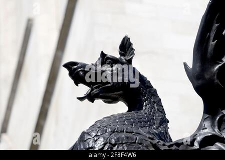 Londres, Angleterre, Royaume-Uni. Dragon au-dessus du Temple Bar Memorial, The Strand. Banque D'Images