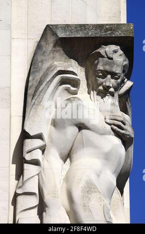 Londres, Angleterre, Royaume-Uni. Nouveau bâtiment Adelphi, rue Adam / remblai Victoria. Art déco (1938) Pierre de Portland. Statue allégorique 'contemplation' (par UN Banque D'Images