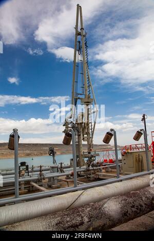 Région de Mangystau, Kazakhstan: Baie de Bautino. Terminal de chargement de pétrole des navires-citernes sur la mer Caspienne. Bras de chargement et système d'extinction d'incendie. Banque D'Images