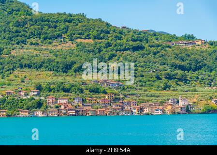 Village de Carzano sur l'île de Monte Isola au lac d'Iseo à Italie Banque D'Images