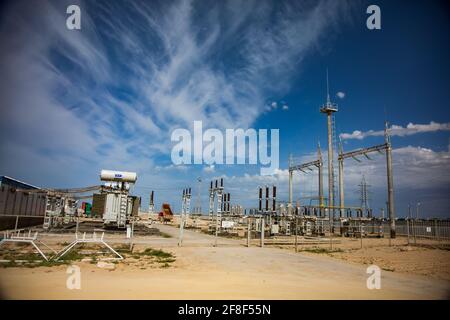 Aktau, Kazakhstan. Nouvelle sous-station électrique. Transformateur électrique et équipement distributif.développement de la zone économique libre. Banque D'Images