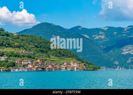 Village de Carzano sur l'île de Monte Isola au lac d'Iseo à Italie Banque D'Images
