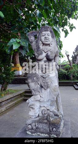 Sculptures de gardiens devant la place Ubud à Bali, Indonésie. Banque D'Images