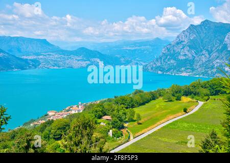 Vue aérienne sur le lac d'Iseo et le village de Siviano depuis Monte Isola en Italie Banque D'Images