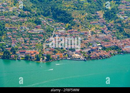 Vue aérienne de Sulzano depuis Monte Isola en Italie Banque D'Images