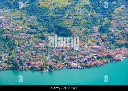 Vue aérienne de Sulzano depuis Monte Isola en Italie Banque D'Images