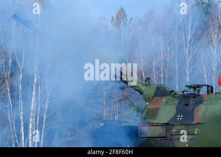 Altengrabow, Allemagne. 13 avril 2021. Un 'Panzerhaubitze 2000' se déclenche pendant un exercice dans la zone d'entraînement d'Altengrabow. Le bataillon d'entraînement d'artillerie 325 de Munster en Basse-Saxe forme actuellement des forces dans la zone d'entraînement militaire. Pendant environ deux semaines, le soutien en cas d'incendie conjoint sera pratiqué. Cette formation est nécessaire car le bataillon d'entraînement de l'artillerie 325 devra assurer cette capacité dans les années à venir dans le cadre d'un engagement de l'OTAN en Lituanie dans les États baltes. Credit: Klaus-Dietmar Gabbert/dpa-Zentralbild/ZB/dpa/Alay Live News Banque D'Images