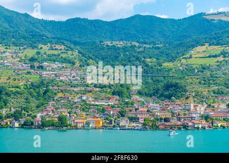 Vue aérienne de Sulzano depuis Monte Isola en Italie Banque D'Images