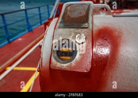 Aktau, Kazakhstan: Navire-citerne GPL 'Anbutane' pour le transport de gaz liquéfié. Indicateur de niveau de liquide (jauge). Mer Caspienne, terminal de chargement de gaz Banque D'Images