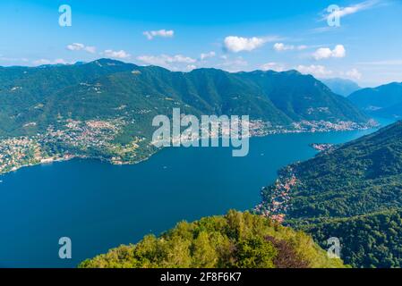 Vue aérienne du lac de côme depuis le phare de Volta en Italie Banque D'Images