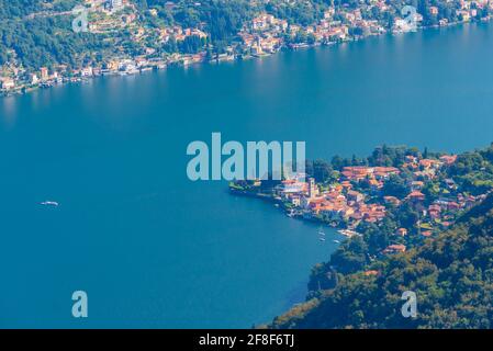 Vue aérienne du village de Torno et du lac de Côme en Italie Banque D'Images