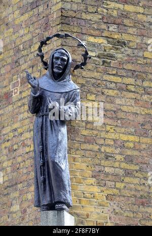 Londres, Angleterre, Royaume-Uni. Statue de Saint François d'Assise avec un halo d'oiseaux, à l'angle de la rue Francis et de Willow place, Westminster, SW1 Banque D'Images