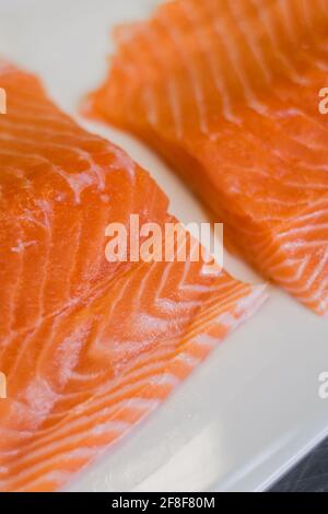 un grand morceau de saumon frais sur la table Banque D'Images