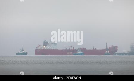 WhiteGate, Cork, Irlande. 14 avril 2021. Le pétrolier Gijon Knutsen est escorté par des remorqueurs Titan, Alex et Gerry O'Sullivan alors qu'elle effectue ses dernières manœuvres pour s'amarre dans un brouillard épais à la raffinerie de pétrole de Whitsgate à COK, en Irlande. - crédit; David Creedon / Alamy Live News Banque D'Images